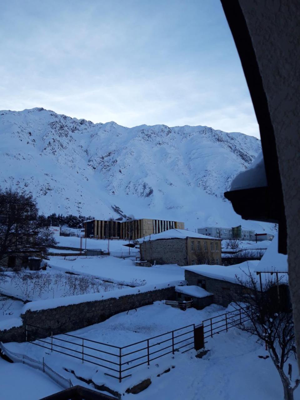 Hotel Iveria Kazbegi Exterior photo